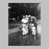 104-0012 Hilde und Heinz Smelkus mit den Kindern Christian, Marieluise und Eckart etwa 1939.jpg
